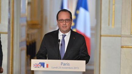 Le président François Hollande à l'Elysée, le 23 novembre 2015, après un entretien avec le Premier ministre David Cameron sur une large coalition anti-Etat islamique. (CITIZENSIDE/FRANCOIS PAULETTO / AFP)