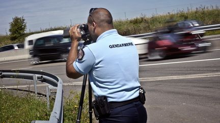 Un gendarme du peloton autoroutier de Dijon effectue des contrôles radars sur l'autoroute A39, le 11 août 2011. (JEFF PACHOUD / AFP)