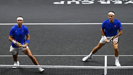 Le duo de rêve Rafael Nadal-Roger Federer a fini par s'incliner face aux&nbsp;Américains Jack Sock et Frances Tiafoe (4-6, 7-6, 11-9). (GLYN KIRK / AFP)