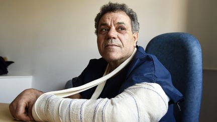 Ahmed, un sans-papier égyptien, à l'hôpital Pitié-Salpétrière, à Paris, le 23 novembre 2015. Il a été&nbsp;blessé lors de l'assaut de Saint-Denis contre l'appartement occupé par Abdelhamid Abaaoud, le 18 novembre. (DOMINIQUE FAGET / AFP)