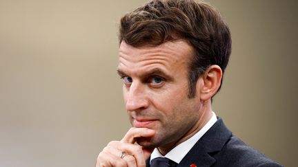 Emmanuel Macron lors d'une visite à l'atelier des&nbsp;maisons d'art de Chanel, à Paris, le 20 janvier 2022.&nbsp; (CHRISTIAN HARTMANN / POOL)