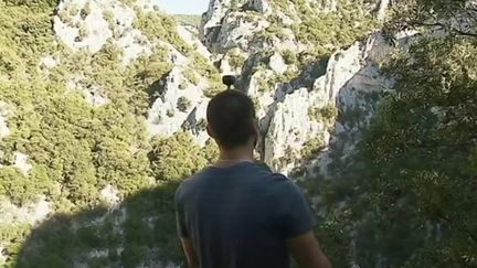 Avec la réalité virtuelle, des jeunes perpignanais (Pyrénées-Orientales) permettent aux personnes âgées de découvrir les plus beaux spots de la région. Les sportifs filment leurs randonnées pour les partager ensuite. (FRANCE 3)