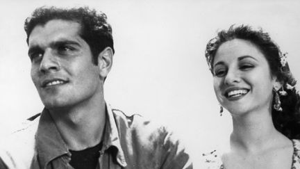 Faten Hamama (à droite) avec Omar Sharif en 1954 dans "Ciel d'Enfer" de Youssef Chahine.
 (Archives du 7e art / Photo12 / AFP)