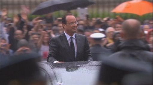 François Hollande remonte l'avenue des Champs-Elysées, le 15 mai 2012. (FTV)