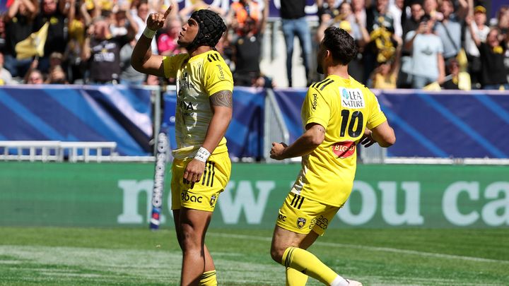 Ulupano Seuteni et Antoine Hastoy célèbrent un essai lors de la demi-finale de Champions Cup, à Bordeaux, le 30 avril 2023. (ROMAIN PERROCHEAU / AFP)