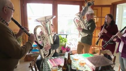 Tous les samedis soir, les membres de la famille Francke se retrouvent au cœur d'une fanfare à Steenvoorde (Nord). Cette passion dure et se transmet de génération en génération. (FRANCE 2)