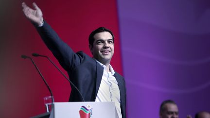 Alexis Tsipras, dirigeant de Syriza (gauche radicale), parti donn&eacute; en t&ecirc;te des sondages avant les l&eacute;gislatives du 25 janvier 2015 en Gr&egrave;ce. (ANGELOS TZORTZINIS / AFP)