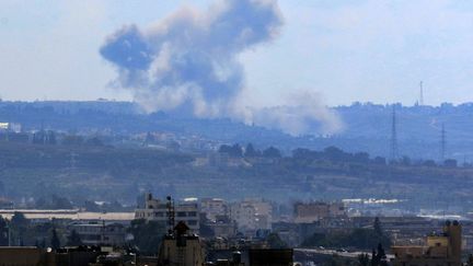 Près de Sidon, au sud du Liban, ce 21 septembre 2024. De la fumée s'échappe d'un site ciblé par l'armée israélienne, dans le village de Addousieh. (MAHMOUD ZAYYAT / AFP)