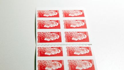 Un carnet de timbres rouges prioritaires. (THIBAUT DURAND / HANS LUCAS / AFP)