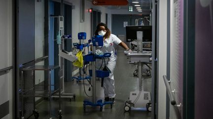 Une&nbsp;soignante&nbsp;travaille dans le service de pneumologie du Nouvel Hôpital Civil (NHC) à Strasbourg,&nbsp;le 2 décembre&nbsp;2021. (PATRICK HERTZOG / AFP)