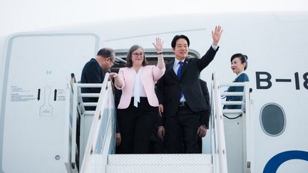 Le président taïwanais, Lai Ching-te, salue à son arrivée sur le sol américain, à Honolulu (Hawaï), le 30 novembre 2024, au côté de la présidente de l'Institut américain à Taïwan, Laura Rosenberger. (PRESIDENCE DE TAIWAN / AFP)