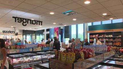 De nombreux produits, comme les sandwichs ou le carburant, sont vendus nettement plus chers dans les magasins situés sur les aires d'autoroutes. (FRANCE 2)