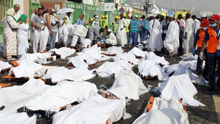 Des corps des victimes du mouvement de foule survenu pendant le hadj,&nbsp;align&eacute;s pr&egrave;s de La Mecque (Arabie saoudite), le 24 septembre 2015. ( AFP )