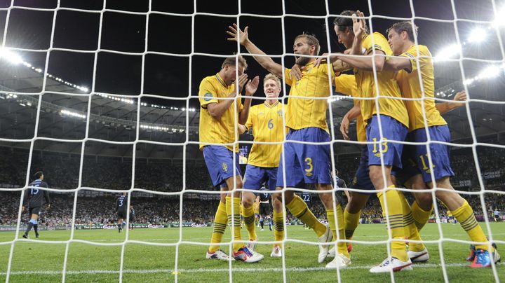 La joie des joueurs de l'&eacute;quipe de Su&egrave;de apr&egrave;s un but marqu&eacute; contre l'Angleterre le 15 juin 2012, &agrave; Kiev (Ukraine), lors de l'Euro 2012.&nbsp; (DAMIEN MEYER / AFP)