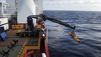 Le robot Bluefin-21, le 15 avril 2014, au large de l'Australie. (AFP PHOTO / US NAVY / MASS COMMUNICATION SPECIALIST 1ST CLASS PETER D. BLAIR / RELEASED)