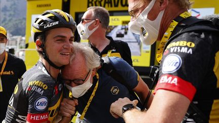 Sepp Kuss félicité par le staff de la Jumbo-Visma après sa victoire lors de la 15e étape du Tour de France entre Céret et Andorre-la-Vieille, le 11 juillet 2021. (THOMAS SAMSON / BELGA MAG)