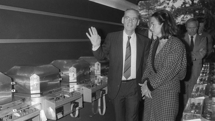 Pierre Pellerin visite les laboratoires du service de protection contre les rayonnements ionisants avec la ministre de la Santé Michèle Barzach, le 16 octobre 1986. (GABRIEL DUVAL / AFP)