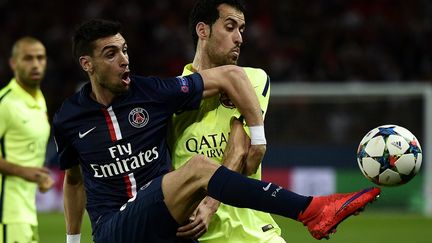 Javier Pastore (&agrave; gauche) &agrave; la lutte avec&nbsp;Sergio Busquets, le 15 avril 2015.&nbsp; (FRANCK FIFE / AFP)