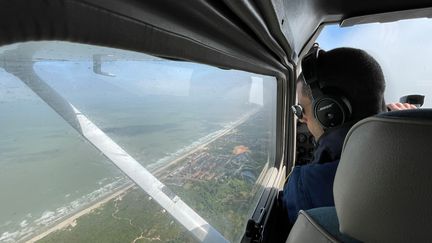 Le major Patrice Villielm, chef de la brigade de police aéronautique de Lille, aux commandes d'un Cessna, surveille les 150 km de la côte d'Opale. (YANNICK FALT / RADIO FRANCE)