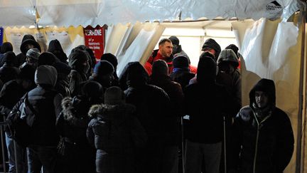 Des migrants font la queue devant un centre qui enregistre les demandes d'asile, à Berlin (Allemagne), le 4 janvier 2016.&nbsp; (MARKUS HEINE / NURPHOTO)