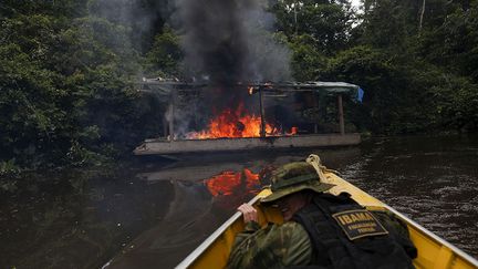 mais il sait que les mineurs reviendront : «Le but est de détruire leurs équipements. Nous ne sommes pas en mesure de les arrêter, car il n'y a pas assez de place dans les hélicoptères.»  (REUTERS/Bruno Kelly)