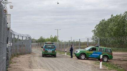 Ce mur est construit&nbsp;sur le tracé de la frontière serbe, parallèlement aux barbelés mis en place en 2015. (KAMILA STEPIEN / CITIZENSIDE / AFP)