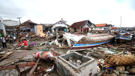 Sur place, les secouristes s’activent pour retrouver les dizaines de disparus. (DEMY SANJAYA / AFP)