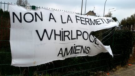 Banderole devant&nbsp;l'usine Whirlpool à Amiens, en mars 2017 (RADIO FRANCE / BENJAMIN ILLY)