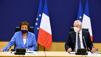 La ministre de la Culture Roselyne Bachelot et le ministre de l'Économie Bruno Le Maire le 30 août 2021.&nbsp; (ERIC PIERMONT / AFP)