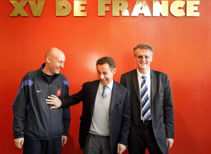 Nicolas Sarkozy et Bernard Laporte posent à Marcoussis (Yvelines), camp de base du XV de France, le 1er novembre 2005. (DAMIEN MEYER / AFP)