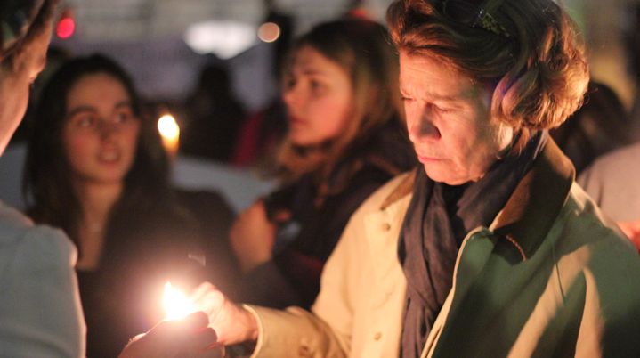 Une femme participe aux pri&egrave;res des "veilleurs", esplanade des Invalides, le 23 avril 2013. (LORRAINE KIHL / FRANCETV INFO)