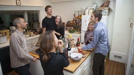 Des résidents d'un coliving se retrouvent dans la cuisine d'un logement, à Berkeley (Californie). (CHRISTIAN SCIENCE MONITOR / CHRISTIAN SCIENCE MONITOR / GETTYIMAGES)