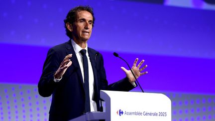 Le PDG de Carrefour Alexandre Bompard lors de l'assemblée générale du groupe à Aubervilliers (Seine-Saint-Denis), le 26 mai 2023. (THOMAS SAMSON / AFP)