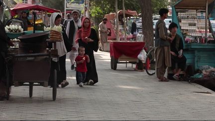 Afghanistan : une nouvelle loi interdit aux femmes de se faire entendre en public (France 2)