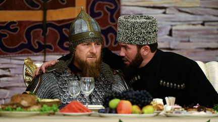 Le président tchétchène, Ramzan Kadyrov, en armure traditionnelle, le 18 septembre 2016 à Grozny. (SAID TSARNAEV / AFP)