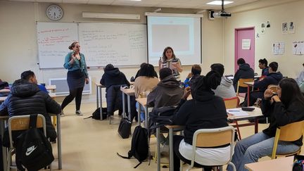 Des élèves du lycée Louise Michel à Bobigny (Seine-Saint-Denis) suivent une séance d'éducation à la sexualité, centrées sur les questions de consentement, de harcèlement, de sexisme et de stéréotypes.&nbsp; (THOMAS GIRAUDEAU / FRANCEINFO)