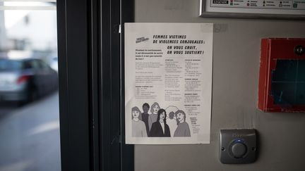 Une affiche&nbsp;sur les violences conjugales placardée dans un immeuble de Nantes (Loire-Atlantique) durant le confinement, le 2 avril 2020.&nbsp; (JEREMIE LUSSEAU / HANS LUCAS / AFP)