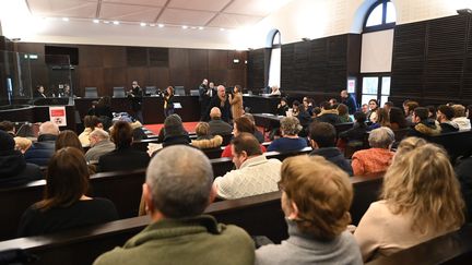 La salle d'audience du tribunal de Roanne où un père de famille et trois complices sont jugés pour avoir frappé l'agresseur présumé de sa fillette de 6 ans, le 24 janvier 2023. (YVES SALVAT / MAXPPP)