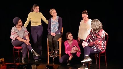 La pièce de théâtre montée par des femmes victimes de violences conjugales avec&nbsp;l'association l'Escale en&nbsp;Île-de-France. (VALENTIN HOUINATO / RADIO FRANCE)