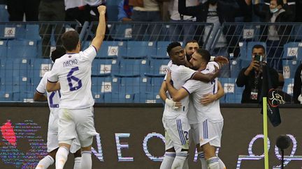 Les joueurs du Real Madrid célèbrent&nbsp;la victoire face au FC Barcelone en demi-finale de la Supercoupe d'Espagne, le 12 janvier (FAYEZ NURELDINE / AFP)