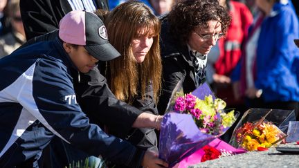 Des personnes d&eacute;posent des fleurs en hommage &agrave;&nbsp;Nathan Cirillo, lors d'une c&eacute;r&eacute;monie, le 24 octobre 2014 &agrave; Ottawa (Canada). (ANDREW BURTON / GETTY IMAGES NORTH AMERICA / AFP)