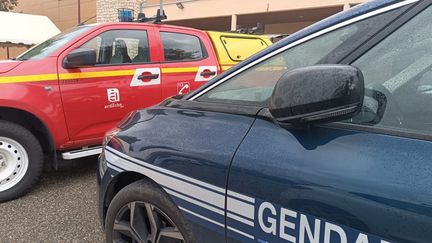 Des véhicules de pompiers et de gendarmerie en Ardèche. (LISA GUINIC / FRANCE BLEU DROME ARDECHE / RADIO FRANCE)