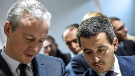 Bruno Le Maire, ministre de l'Economie et des Finances et Gérald Darmanin, ministre des Comptes publics à l'inauguration de l'e-commerce "Vestiaire collective" à Tourcoing (Nord), le 4 décembre 2017. (PHILIPPE HUGUEN / AFP)