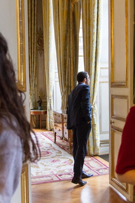 A&nbsp;l'Elysée, le 10 juillet 2017, accompagné dans sa visite par les attachées de presse du palais (ELODIE DROUARD / FRANCEINFO)