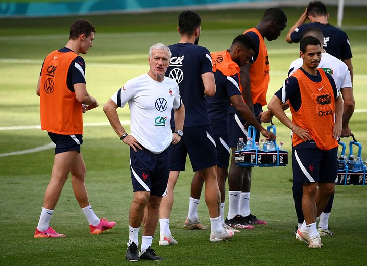 Didier Deschamps et les joueurs de l'équipe de France lors d'un entraînement au stade Nandor, le 24 juin à Budapest (FRANCK FIFE / AFP)