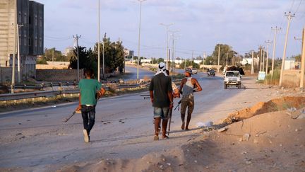 Depuis le 27 août, les combats ont fait au moins 115 morts et près de 400 blessés, d'après un bilan établi par le ministère libyen de la Santé, et poussent les civils à quitter leurs maisons. «Plus d'un demi-million d'enfants sont en danger immédiat» dans la capitale, estime l'Unicef dans un communiqué, ajoutant qu'ils sont «2,6 millions à avoir besoin d'aide à travers le pays». Selon le directeur régional de l'Unicef, Geert Cappelaere, de plus en plus d'adolescents sont recrutés par les groupes armés. (MAHMUD TURKIA / AFP)