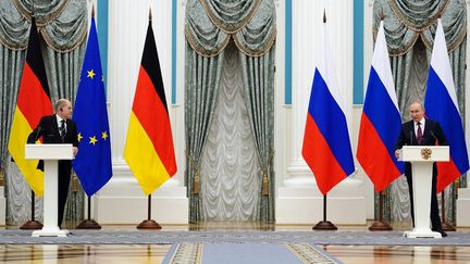 Le chancelier allemand, Olaf Scholz, et le président russe, Vladimir Poutine, lors d'une conférence de presse commune au Kremlin, à Moscou, le 15 février 2022. (KAY NIETFELD / DPA / AFP)