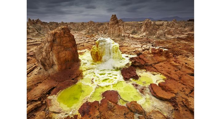 Tableau hallucinant, avec cheminées de fée, lacs d'acide et geysers. (GEO ALESSANDRA MENICONZI)