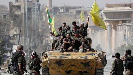 Des soldats des Forces démocratiques syriennes entrent dans Raqqa (Syrie), le 17 octobre 2017. (ERIK DE CASTRO / REUTERS)