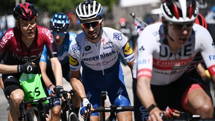 Alaphilippe calé au milieu de ses compagnons d'échappée. (ANNE-CHRISTINE POUJOULAT / AFP)